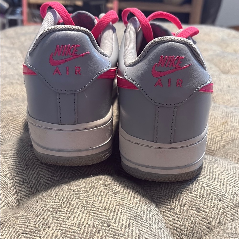 Nike Air Force 1 Low GS sneakers in a Wolf Grey/Hyper Pink size 7Y - Picture 5 of 8
